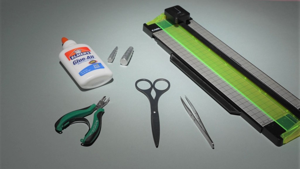 紙雕製作工具簡單，只需剪刀、鉗、切紙機、白膠漿和塑形模具。